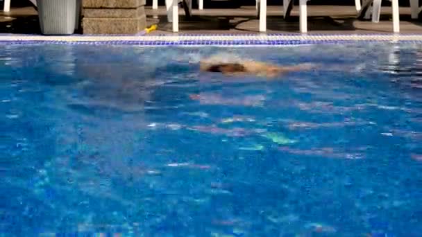 Çocuklar Havuzda Yüzer Seçici Odaklanma Insanlar — Stok video
