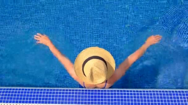 Kız Havuzda Dinleniyor Seçici Odaklanma Insanlar — Stok video