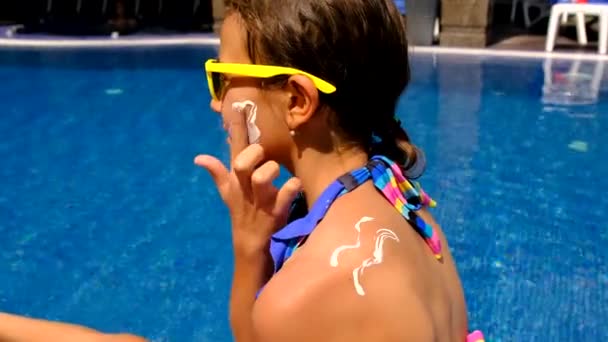 Çocuk Havuz Kenarında Güneş Kremi Sürüyor Seçici Odaklanma Doğa — Stok video