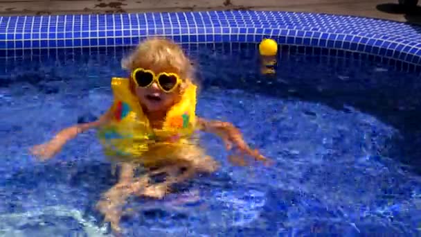 Ребёнок Жилете Плавает Бассейне Выборочный Фокус Люди — стоковое видео