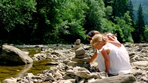 Dziecko Bawi Się Kamieniami Pobliżu Rzeki Wybiórcze Skupienie Charakter — Wideo stockowe