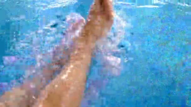 Kız Havuzda Dinleniyor Seçici Odaklanma Insanlar — Stok video