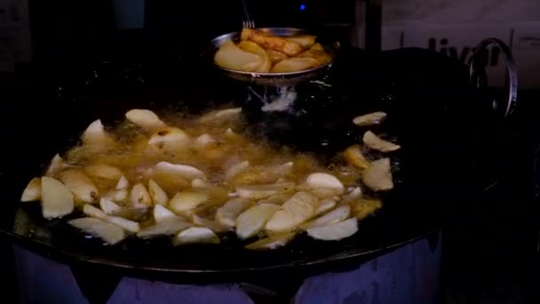 Las Patatas Fríen Caldero Enfoque Selectivo Alimentos — Vídeo de stock