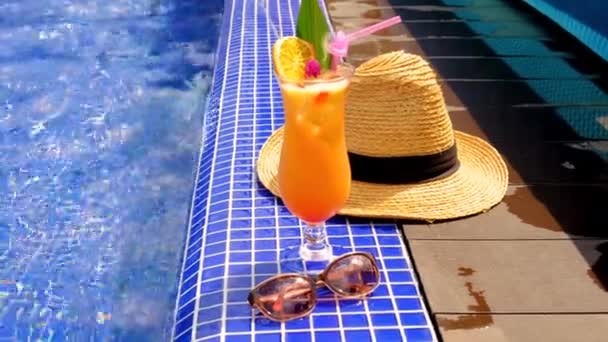 游泳池边的鸡尾酒 有选择的重点 — 图库视频影像