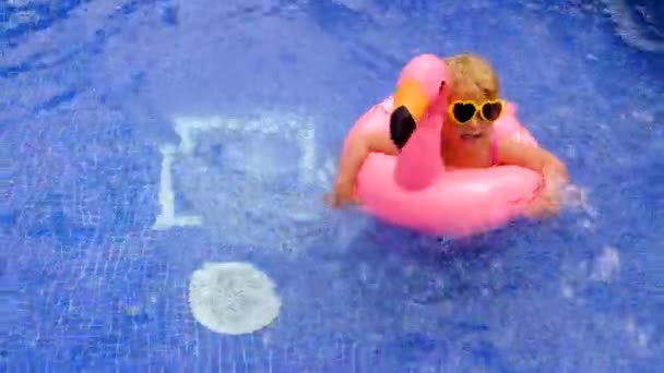 Bir Çocuk Havuzda Flamingo Çemberinde Yüzüyor Seçici Odaklanma Çocuk — Stok video