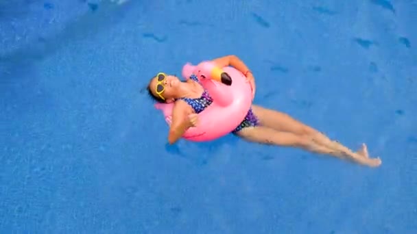 子供はプールのフラミノの円で泳いでいる 選択的な焦点 キッド キッド — ストック動画