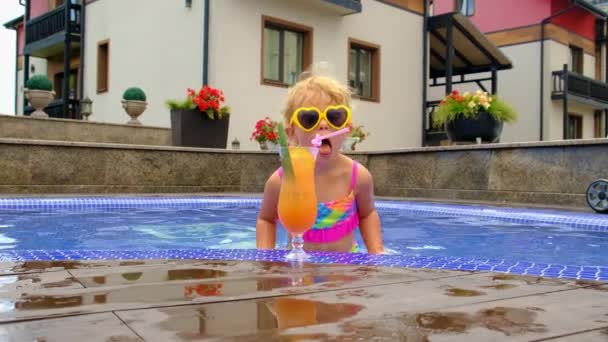 Havuzun Yanında Elinde Kokteyl Olan Bir Çocuk Seçici Odaklanma Doğa — Stok video