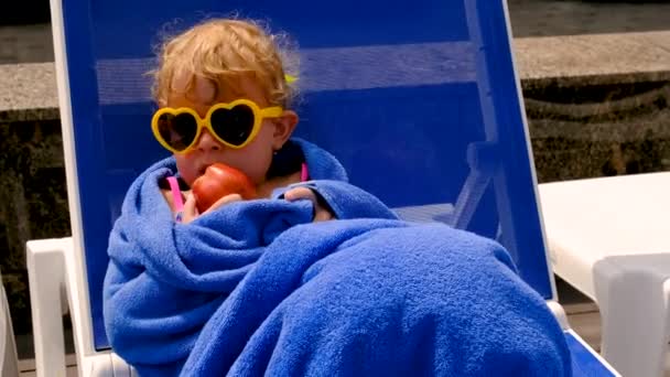Havuzun Yanında Havlunun Içinde Bir Çocuk Seçici Odaklanma Çocuk — Stok video