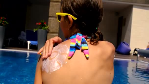 Kind Trägt Sonnencreme Der Nähe Des Pools Auf Selektiver Fokus — Stockvideo
