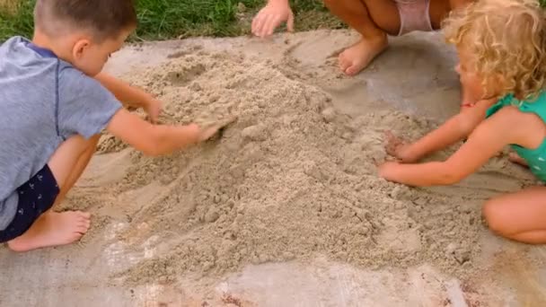Het Kind Speelt Zandbak Selectieve Focus Mensen — Stockvideo