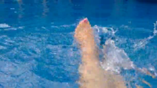 Een Meisje Het Zwembad Selectieve Focus Mensen — Stockvideo
