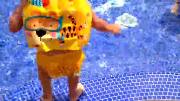Yelekli Bir Çocuk Havuzda Yüzüyor Seçici Odaklanma Insanlar — Stok video