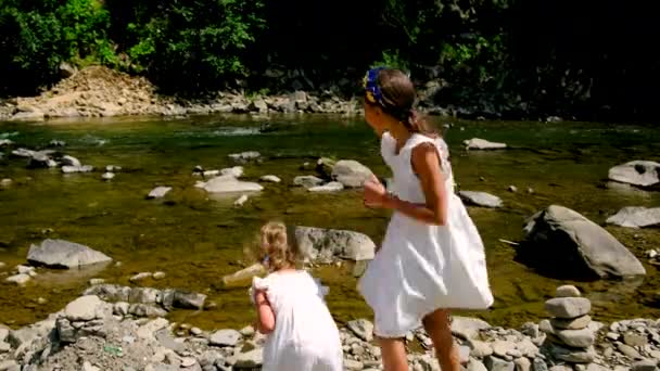 Дитина Грається Камінням Біля Річки Вибірковий Фокус Природа — стокове відео