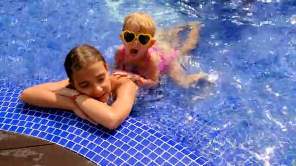 子供たちはプールで泳いでいる 選択的な焦点 — ストック動画
