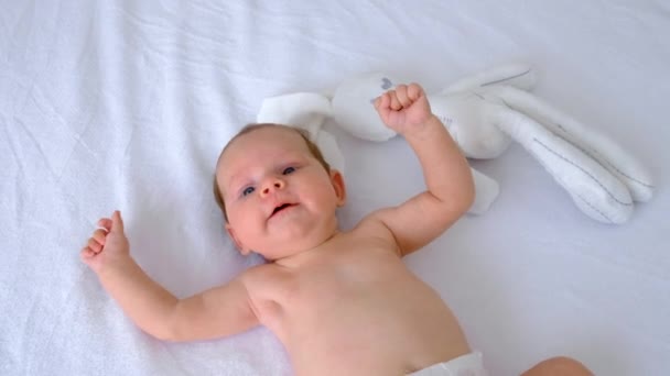 Dziecko Leży Łóżku Się Bawi Wybiórcze Skupienie Ludzie — Wideo stockowe