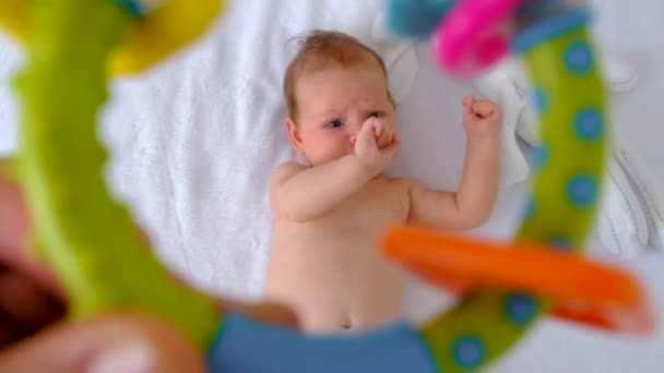 Baby Ligt Het Bed Spelen Selectieve Focus Mensen — Stockvideo