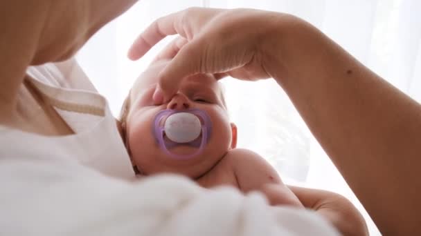 小さな赤ん坊は母親の腕の中で眠っている 選択的な焦点 — ストック動画
