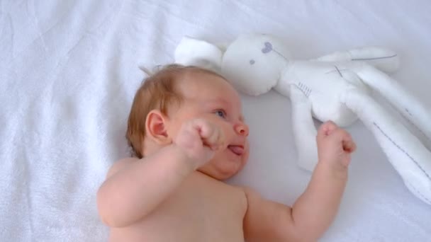 Dziecko Leży Łóżku Się Bawi Wybiórcze Skupienie Ludzie — Wideo stockowe