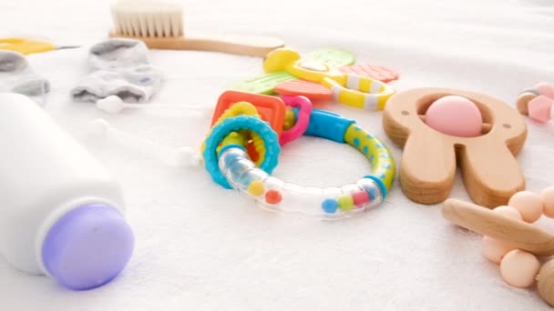 Babyspeelgoed Accessoires Het Bed Selectieve Focus Jongen — Stockvideo