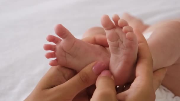 Μαμά Κάνει Μασάζ Στα Πόδια Του Μωρού Επιλεκτική Εστίαση Άνθρωποι — Αρχείο Βίντεο