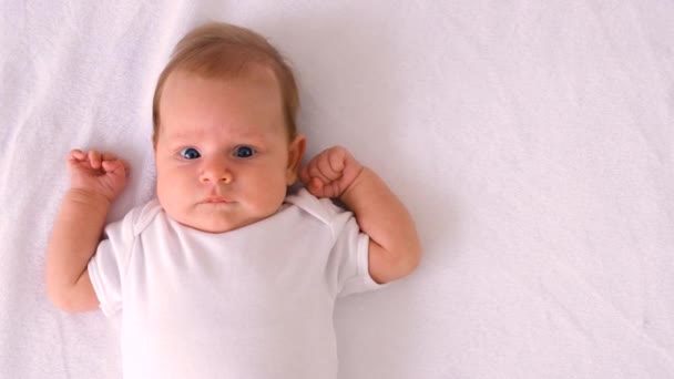 Bebek Yatakta Uzanıyor Oynuyor Seçici Odaklanma Insanlar — Stok video