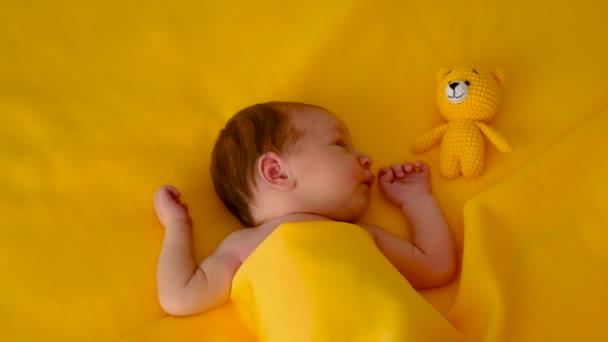 Prachtig Babyportret Het Bed Selectieve Focus Jongen — Stockvideo