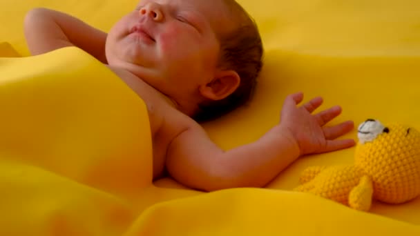 Красивий Дитячий Портрет Ліжку Вибірковий Фокус Дитина — стокове відео
