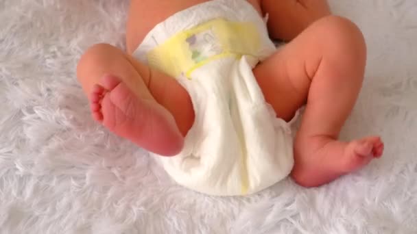 新生儿的脚在床上 有选择的重点 — 图库视频影像