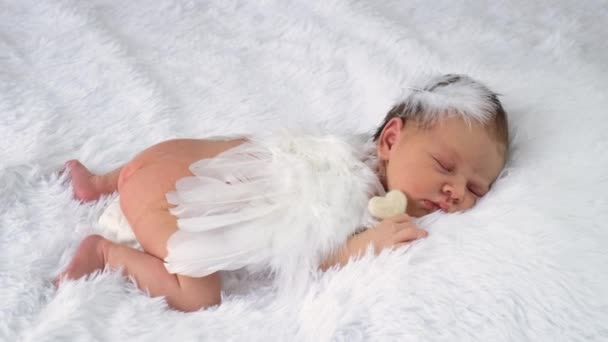 有天使翅膀的婴儿睡在床上 有选择的重点 — 图库视频影像