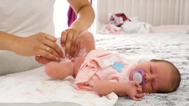 Mãe Muda Fraldas Para Bebés Foco Seletivo Miúdo — Vídeo de Stock