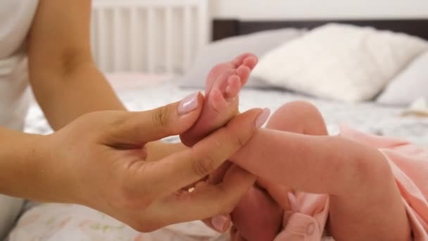 Mãe Bebé Uma Massagem Nos Pés Foco Seletivo Pessoas — Vídeo de Stock