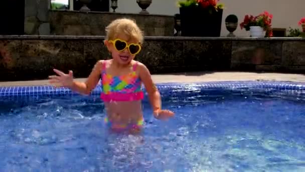 子供たちはプールで泳いでいる 選択的な焦点 — ストック動画