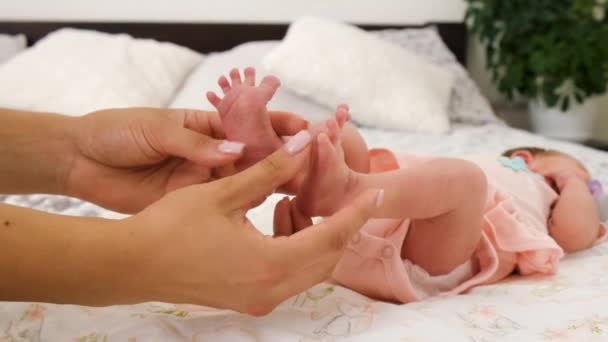 Mãe Bebé Uma Massagem Nos Pés Foco Seletivo Pessoas — Vídeo de Stock