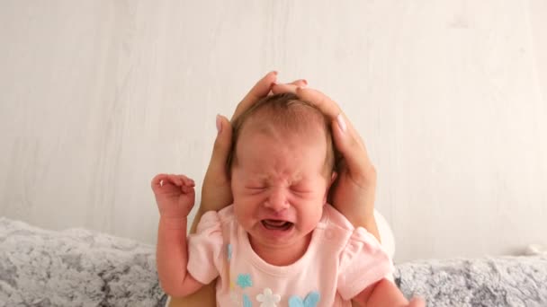 Bebezinho Dorme Nos Braços Das Mães Foco Seletivo Pessoas — Vídeo de Stock