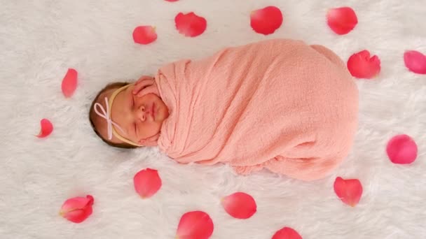 Όμορφο Πορτρέτο Μωρού Στο Κρεβάτι Επιλεκτική Εστίαση Μικρέ — Αρχείο Βίντεο