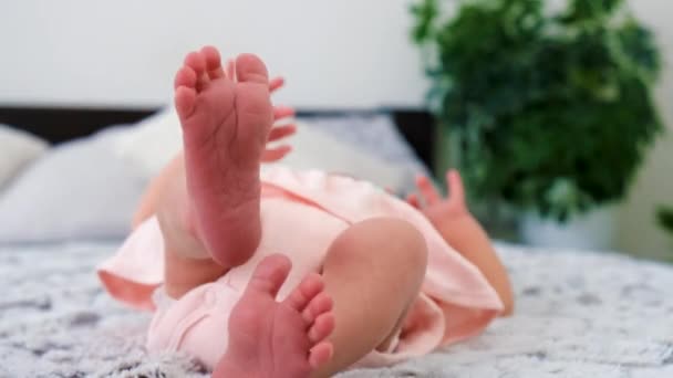 Noworodki Leżą Łóżku Selektywne Skupienie Dziecko — Wideo stockowe