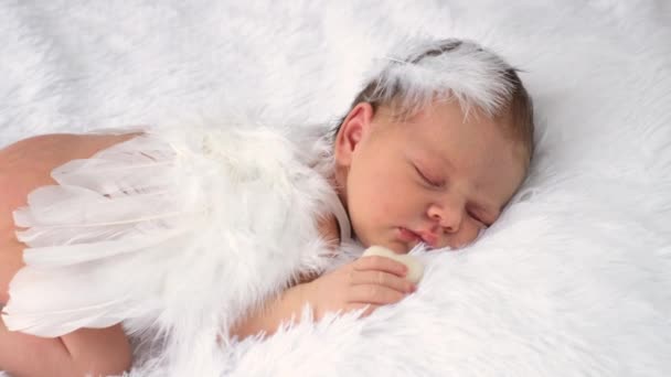 Bebê Com Asas Anjo Dorme Cama Foco Seletivo Miúdo — Vídeo de Stock