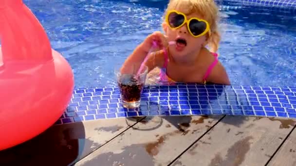 Kind Mit Einem Cocktail Der Hand Der Nähe Des Pools — Stockvideo