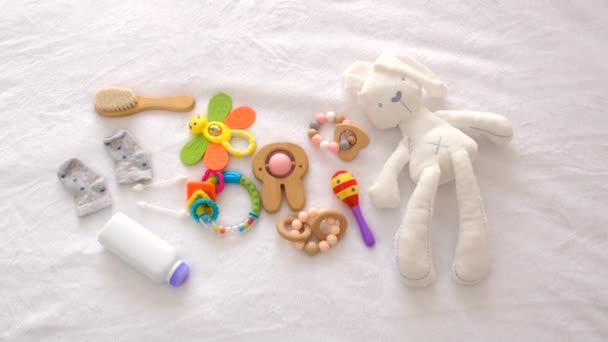 Babyspielzeug Und Accessoires Auf Dem Bett Selektiver Fokus Kind — Stockvideo