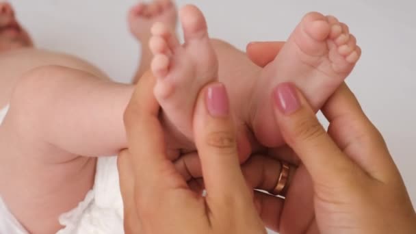 ママは赤ちゃんに足のマッサージをする 選択的な焦点 — ストック動画