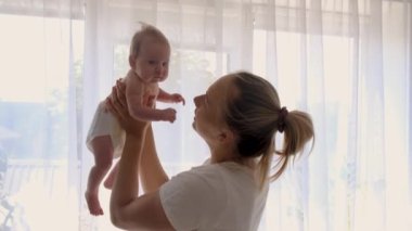 Annem kucağında bebekle oynuyor. Seçici odaklanma. insanlar.