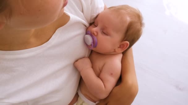 Pequeño Bebé Duerme Los Brazos Madre Enfoque Selectivo Gente — Vídeos de Stock