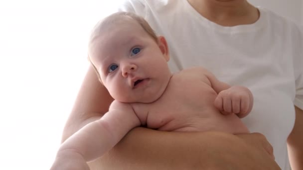 Mãe Brinca Com Bebé Nos Braços Foco Seletivo Pessoas — Vídeo de Stock