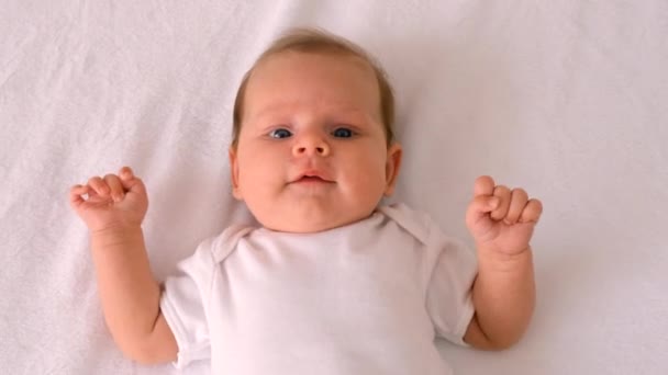 Bebé Está Deitado Cama Brincar Foco Seletivo Pessoas — Vídeo de Stock