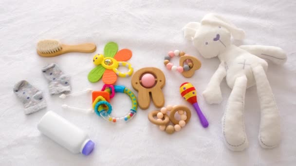 Zabawki Dla Dzieci Akcesoria Łóżku Selektywne Skupienie Dziecko — Wideo stockowe