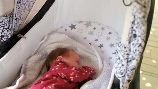 婴儿睡在婴儿车里 有选择的重点 — 图库视频影像
