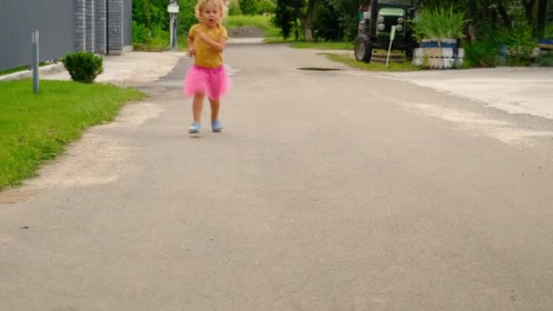 Dziecko Biegnie Ulicy Selektywne Skupienie Dziecko — Wideo stockowe