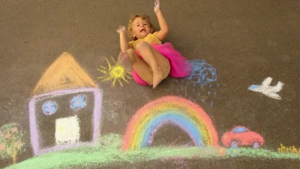Дети Улице Рисуют Мелом Избирательный Фокус Ребенок — стоковое видео