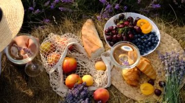 Lavanta tarlasında piknik. Seçici odaklanma. Doğa.