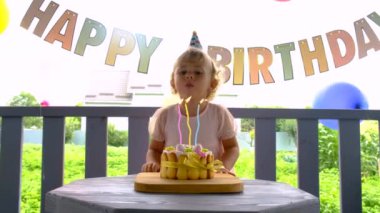 Çocuk doğum günü pastası. Seçici odaklanma. çocuk.